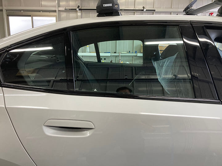 令和7年BMW5シリーズセダンのカーフィルム施工前の右後ろドアガラス
